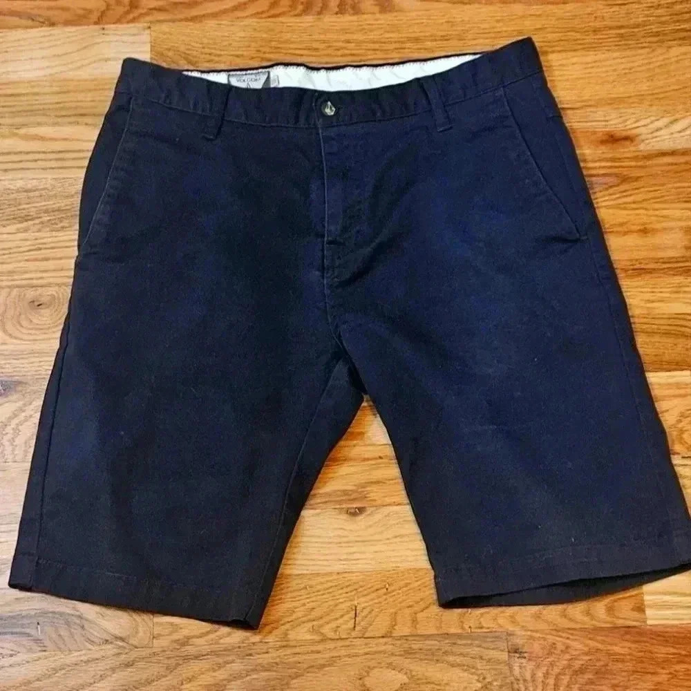 Volcom Flat Front Shorts Size 31 EUC